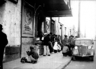 Boleros afuera de un salón de baile