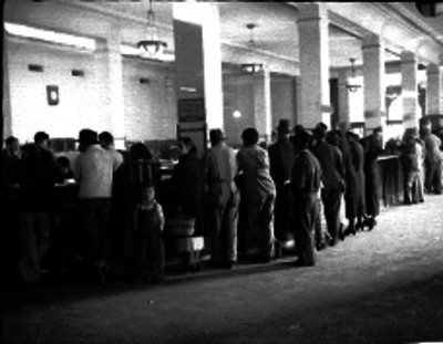 Formación de gente en las oficinas de la compañíade luz