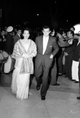 Miguel Alemán Velasco y esposa durante evento social