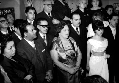 Enrique Alfaro y Virgen Llarena en un salón durante su boda civil