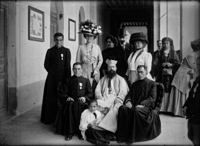 Jerarca eclesiástico, sacerdotes y varias personas