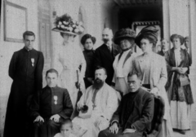 Jerarca eclesiástico, sacerdotes y gente de sociedad, retrato de grupo