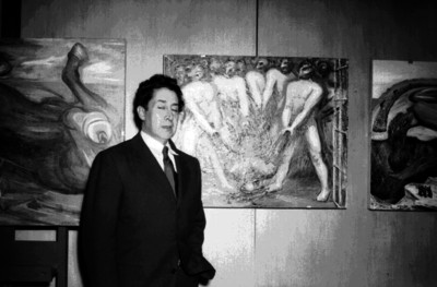 David Alfaro Siqueiros junto a sus pinturas, retrato