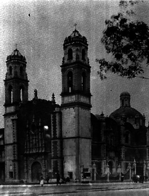 Vida cotidiana en alrededores de una iglesia