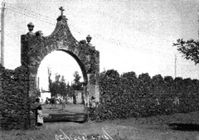 Arco de entrada al atrio de la iglesia de la colonia Tláhuac