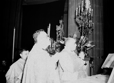 Sacerdotes ante altar en actitud de oración