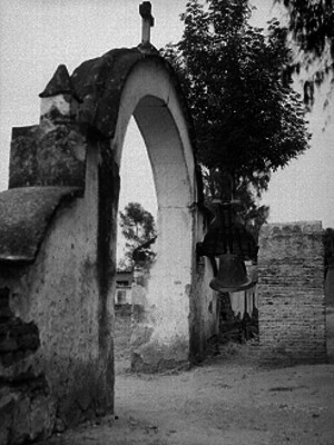 Campana en la entrada de una iglesia