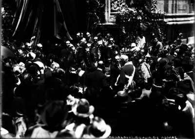 Miembros de la colonia española salen de misa durante la fiestas de la Covadonga