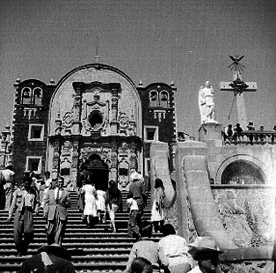 Gente acude a la capilla del Cerrito en la basílica de Guaalupe