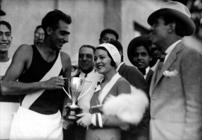 Manuel Alvarez recibe trofeo de manos de una mujer
