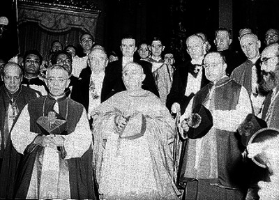 Villareal, cardenal, acompañado de sacerdotes y gente en el interior de la basílica