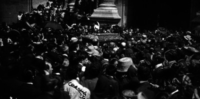 Gente durante cortejo fúnebre en el panteón