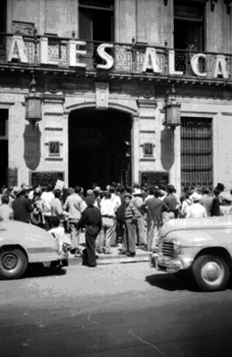 Gente entrando a la funeraria donde fue velado el novillero "Joselillo"