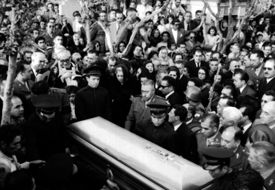 Gente acompaña el féretro de Joaquín Amaro en el cementerio