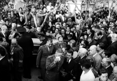 Personas despiden el féretro de Joaquín Amaro