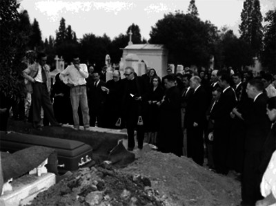Sacerdote oficia una ceremonia durante el funeral de Pedro Truba