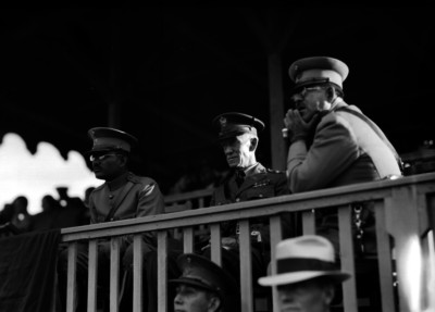 Joaquín Amaro con militares preside una ceremonia