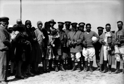 Joaquín Amaro, damas y funcionarios en una premiación deportiva, retrato de grupo
