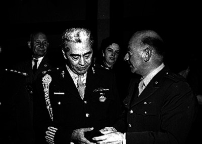 José Gómez Huerta, acompañado por un militar
