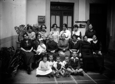 Miembros de una familia en el patio de una casa, retrato