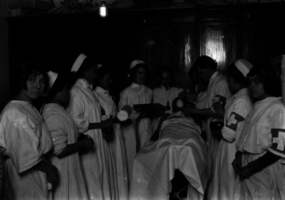 Médicos y enfermeras de la Cruz Blanca atienden a un herido