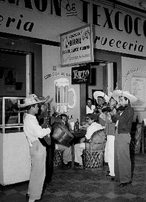 Músicos tocan frente a una cervecería y fonda