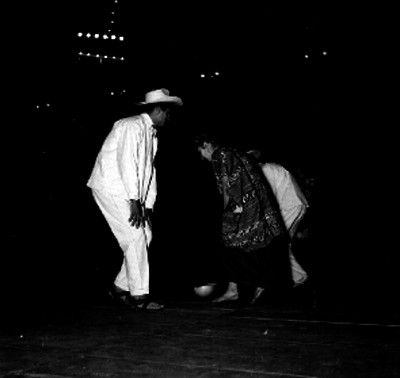 Bailarines interpretan bailes regionales de Oaxaca