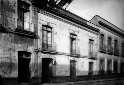 Edificio ubicado en el número "84 de [la calle] Colombia", fachada