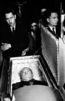Hombres montan guardia de honor ante el cadáver de Maximino Ávila Camacho