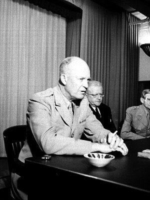 Dwight D. Eisenhower reunido con George Messersmith y militares en un salón de actos
