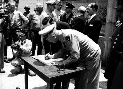 Dwight Eisenhower, Francisco L. Urquizo y George Messersmit hacen guardia de honor en la Columna de la Independencia