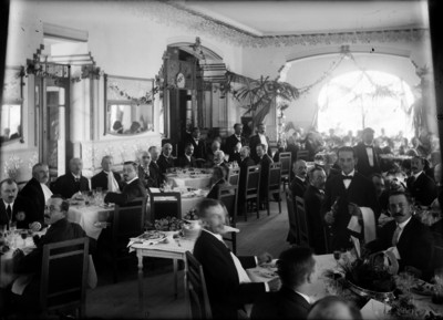 Empresarios y ejecutivos durante banquete en un restaurante