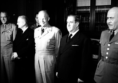 Manuel Ávila Camacho, Dwight D. Eisenhower, Mr. Messersmith y Francisco L. Urquizo conversan en palacio nacional