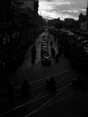 Dwight D. Eisenhower a bordo de automóvil durante su visita a México