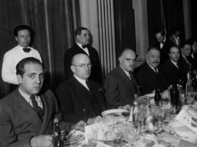 Ejecutivos de Indústria y Comercio, disfrutando de un banquete en un restaurante