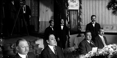 Empresarios presiden un banquete en un salón de actos