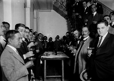 Brindis de funcionarios de Industria, Comercio y Trabajo, retrato de grupo