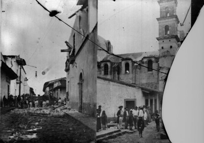 Gente afuera de un inmueble incendiado