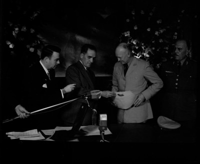 Dwight D. Eisenhower recibe condecoración en Palacio Nacional