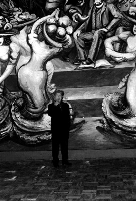 David Alfaro Siqueiros con su obra La Revolución contra la dictadura porfirista, Castillo de Chapultepec