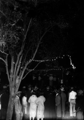 Gente observa espectáculo musical en una feria