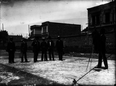 Fotógrafo retratando a unos colegas en una calle