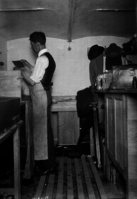 Miguel Casasola, "Miquis" en un laboratorio fotográfico