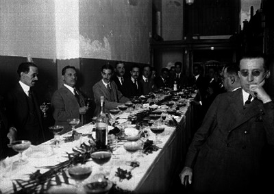 Funcionarios de Indústria, Comercio y Trabajo, durante un brindis en la sede de ésta