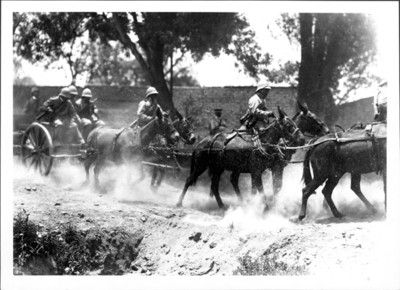 Artillería federal huyendo del ataque de los revolucionarios