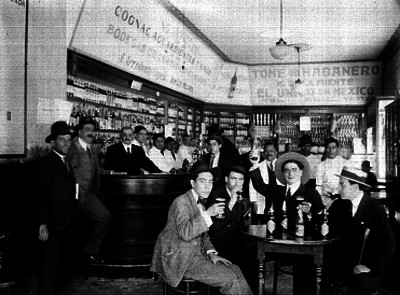 Clientela en interior de cantina M. de la Fuente