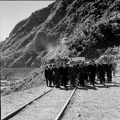 Adolfo López Mateos en vías ferreas de la sierra