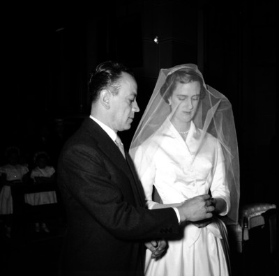 Daniel Kuri Breña y María Cristina Romero de Terreros colocándose el anillo durante su boda en una iglesia