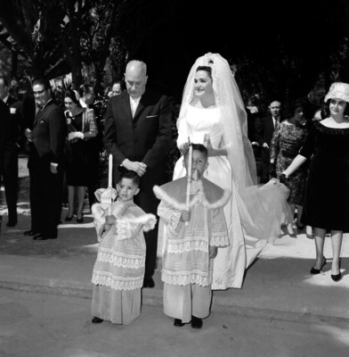 Novia con hombre de edad y niños, retrato