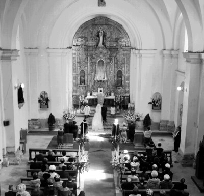 Miranda Acosta y su novia, hincados ante el altar en su boda